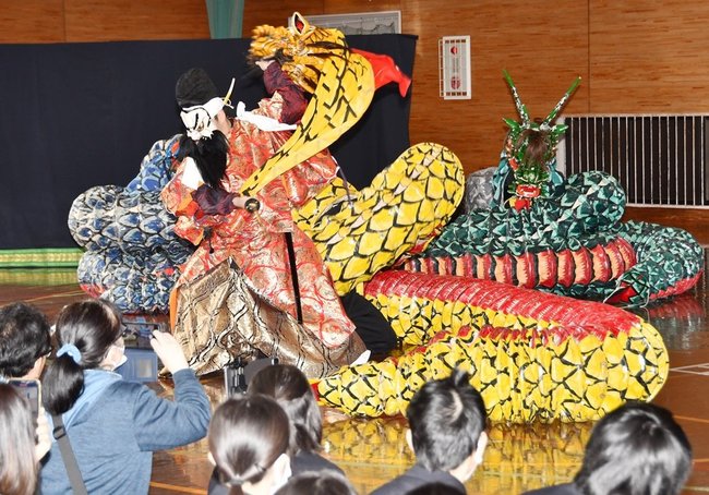 神楽を披露する米子養護学校の生徒＝米子市皆生３丁目、米子サン・アビリティーズ