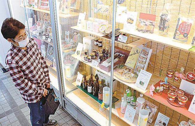 浜田市の事業者が製造する逸品を眺める来庁者＝浜田市殿町、市役所