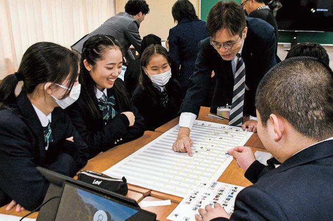 ライフプランナーに助言をもらい仮想の家族の人生を計画する生徒たち＝松江市西津田９丁目、開星中学校