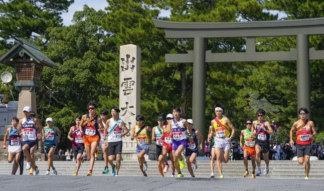 昨年の出雲駅伝でスタートする選手たち＝２０２４年１０月１４日、出雲大社前