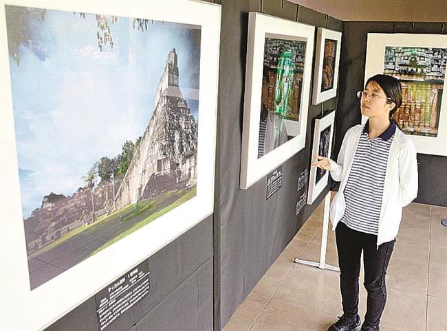 世界各地の古代文化を捉えた並河萬里氏の写真＝松江市山代町、ガイダンス山代の郷
