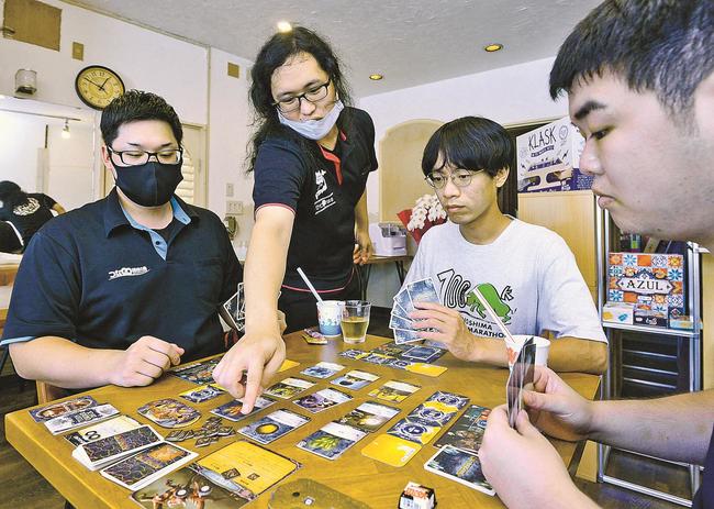 ゲームを楽しむ人たち＝島根県隠岐の島町中町、カシェット
