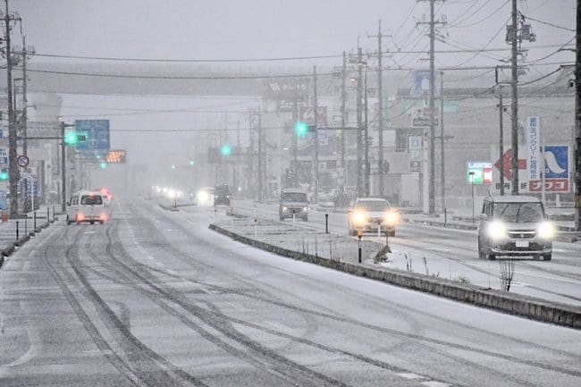 あられが降り、一瞬で白くなった国道５４号＝１８日午前８時１１分、雲南市三刀屋町下熊谷（画像を一部加工）