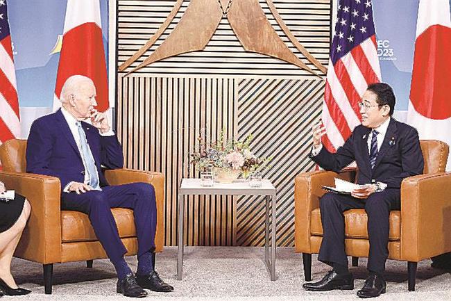 ＡＰＥＣ首脳会議に合わせて、バイデン米大統領（左）と会談した岸田文雄首相＝２０２３年１１月１６日、米サンフランシスコ（内閣広報室提供）