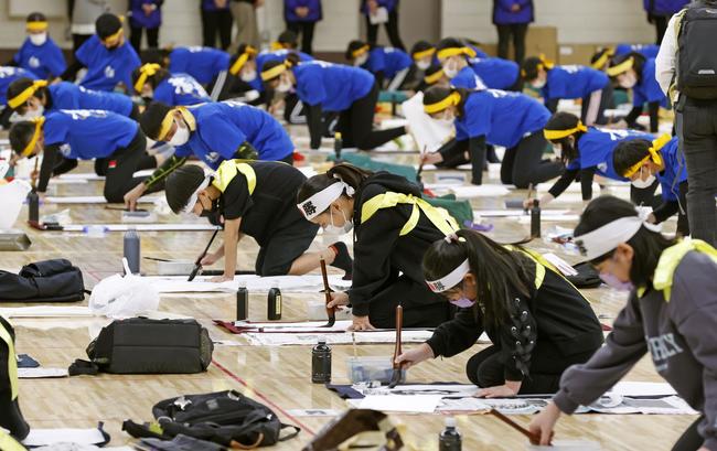 コロナ禍の影響などで、３年ぶりの開催となった「全日本書初め大展覧会」の席