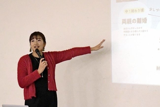 不登校の経験を話す阿部樹里さん＝出雲市浜町、縁結び交流館