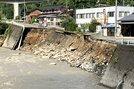 護岸が崩壊し、道路がえぐれた国道４８２号＝１７日午前９時４８分、鳥取市用瀬町別府（鳥取県提供）