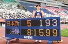 【男子３０００㍍障害決勝】８分１５秒９９の日本新記録で優勝し、ポーズをとる三浦龍司＝ヤンマースタジアム長居