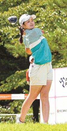 通算６アンダーで単独トップとなった川崎春花＝大山平原ゴルフクラブ
