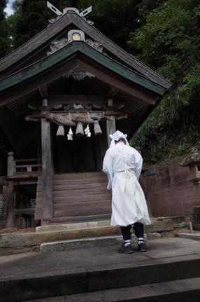 波にウサギの彫刻がある大宮神社＝出雲市大社町鵜峠