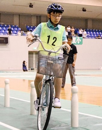 自転車の「スラローム走行」に挑む児童＝松江市鹿島町佐陀本郷、鹿島総合体育館