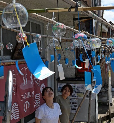 風になびき、涼しげな音を響かせる風鈴＝大田市三瓶町、亀の湯