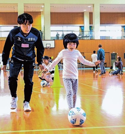 高校生と一緒にスポーツを楽しむ参加者＝出雲市上塩冶町、出雲工業高校