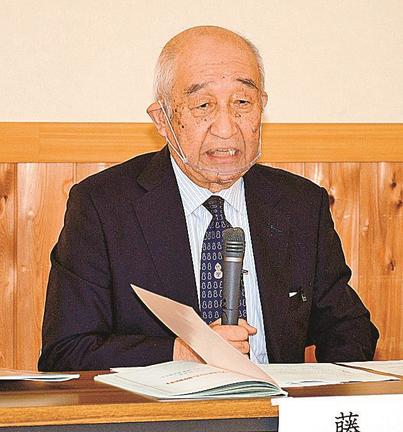 稗原弁の特徴を講演する藤岡大拙会長＝出雲市稗原町、稗原交流センター