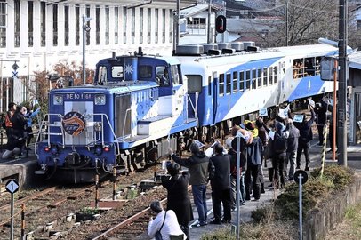 奥出雲おろち号ラストラン 沿線住民や鉄道ファンに見送られ