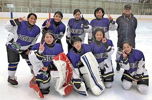 中四国・九州選抜メンバーと笑顔で写真撮影に応じる内藤千結さん（前列右）＝栃木県日光市