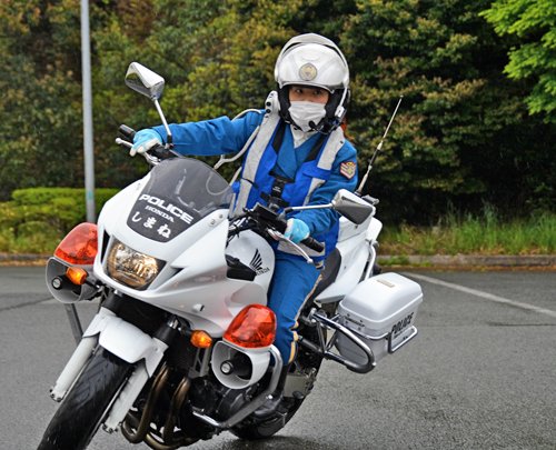 総排気量１３００ｃｃの白バイを運転する渡辺綾巡査長。「交通ルールを守ってもらい、事故をなくしたい」と仕事に取り組む＝浜田市高佐町