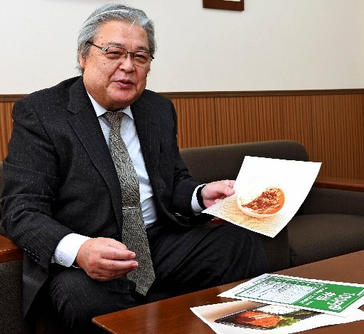 弁当の内容について説明する藤田達朗理事＝松江市西川津町、島根大