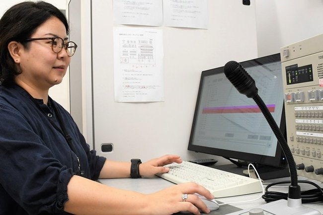 防災無線の楽曲の音量や、音のバランスを調節する町職員＝鳥取県江府町江尾、町役場