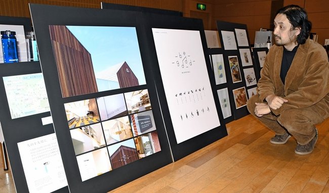広告作品を審査する日下慶太審査委員長＝松江市朝日町、松江テルサ