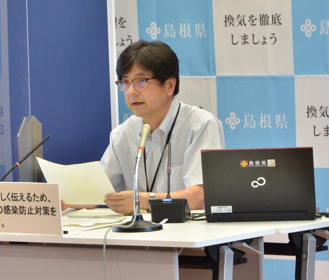 感染者の過去最多が続発し、会見で感染傾向について説明する島根県感染症対策室の田原研司室長