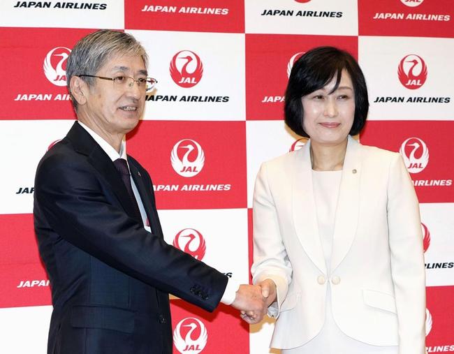 記者会見で握手する日本航空の赤坂祐二社長（左）と鳥取三津子取締役専務執行役員＝１７日、東京都品川区