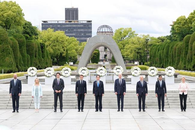 原爆慰霊碑への献花を終え、記念写真に納まるG７首脳たち。右から２人目が英国のスナク首相＝５月１９日、広島市の平和記念公園（代表撮影）
