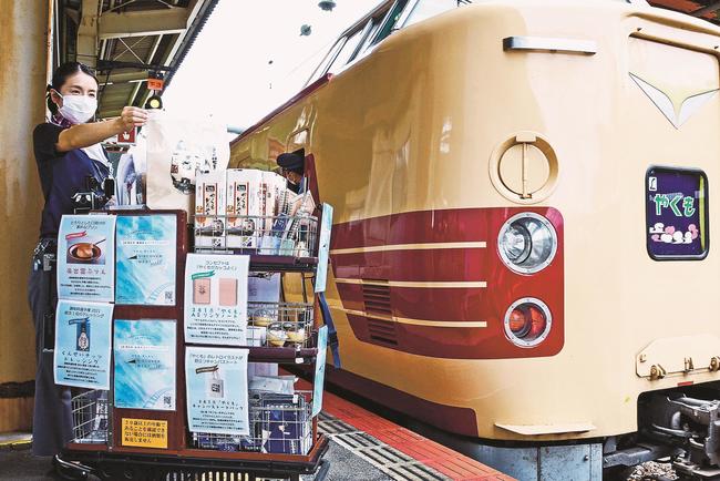 特急やくも号で車内販売する特産品をPRする車内販売員=米子市弥生町、JR米子駅