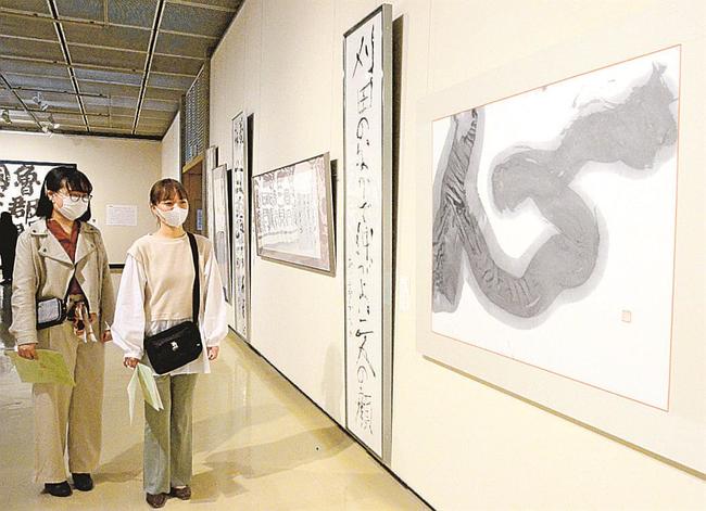 作品を鑑賞する来場者