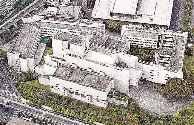 東京都千代田区の最高裁判所。性別変更の手術要件は違憲とした＝２５日午後（共同通信社ヘリから）