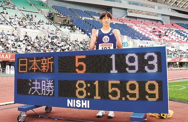 【男子３０００㍍障害決勝】８分１５秒９９の日本新記録で優勝し、ポーズをとる三浦龍司＝ヤンマースタジアム長居