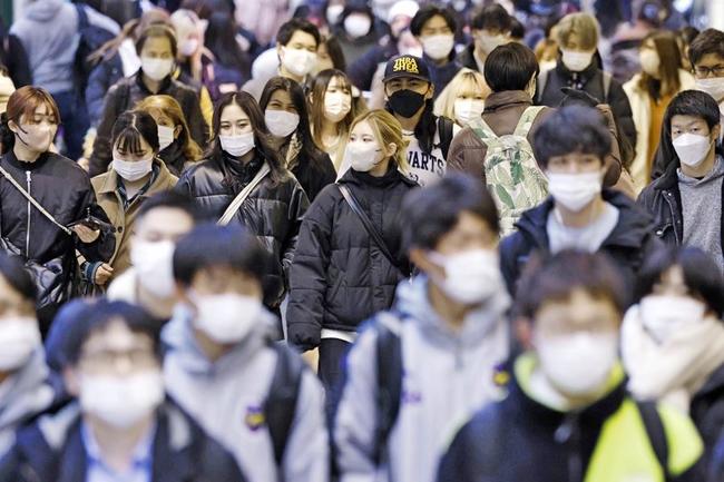 マスク姿で名古屋駅前を歩く人たち＝１月２５日
