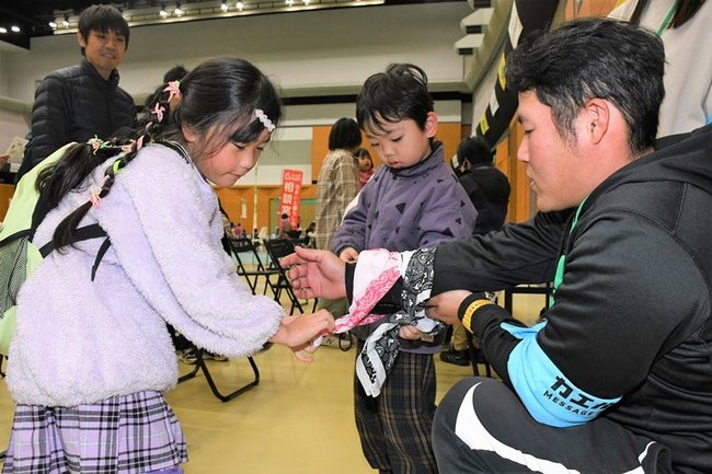 身近な品を使って負傷者の応急手当ての方法を学ぶ子どもたち＝米子市末広町、米子コンベンションセンター