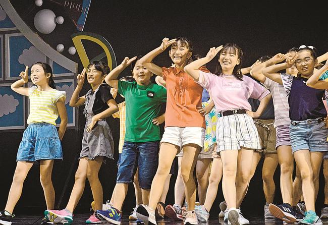２０２１年１１月に松江市内で公演した「あいと地球と競売人」の一場面（資料）