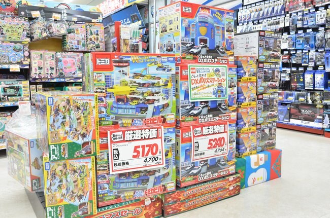 クリスマスプレゼント用のおもちゃが積み上がった売り場