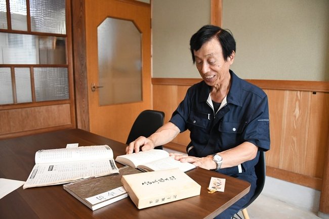 八雲町の「石倉さん」のルーツをたどる石倉吉郎さん＝松江市八雲町平原