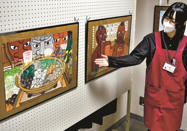 杠恵子さんの絵画作品を紹介する加茂図書館職員＝雲南市加茂町加茂中、加茂図書館