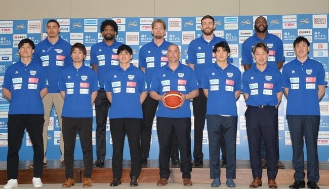 記者会見を終え、ポーズを取る島根スサノオマジックの監督、選手=松江市西浜佐陀町、松江イングリッシュガーデン
