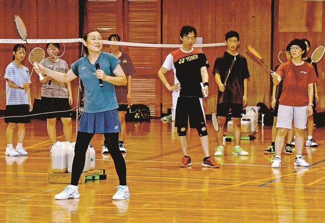 ラケットを手に指導する水井妃佐子さん（手前）＝出雲市西平田町、平田体育館