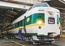 緑色に塗装された３８１系特急やくも＝米子市日ノ出町、後藤総合車両所