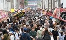 大田市の秋の彼岸市で通りを埋める来訪者＝大田市大田町