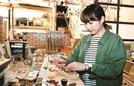 島根県産木材などを使った組子細工の製品を作る野尻香織さん＝雲南市加茂町三代、舟木木工所