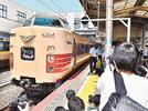 ＪＲ米子駅に到着した国鉄特急色の３８１系やくも＝米子市弥生町、ＪＲ米子駅