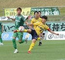 前半８分、ＦＣ神楽しまねのＭＦ佐藤啓志郎（右）がボレーシュートを決め、１―０と先制する