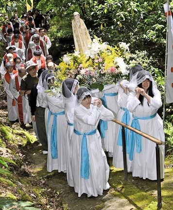 マリア像を担いで乙女峠に向かう高校生たち＝島根県津和野町後田