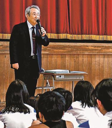 紫雲丸事故を伝える野津幸次さん＝松江市西川津町、川津小学校