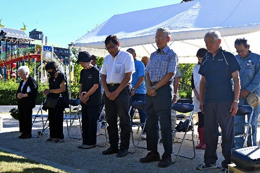 午前8時15分に黙祷する慰霊祭の出席者=松江市学園南1丁目、市北公園