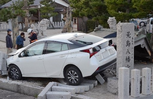 荒島八幡宮に突っ込み玉垣と手水舎をなぎ倒した乗用車＝２８日午後５時５６分、安来市荒島町（画像の一部を加工しています）