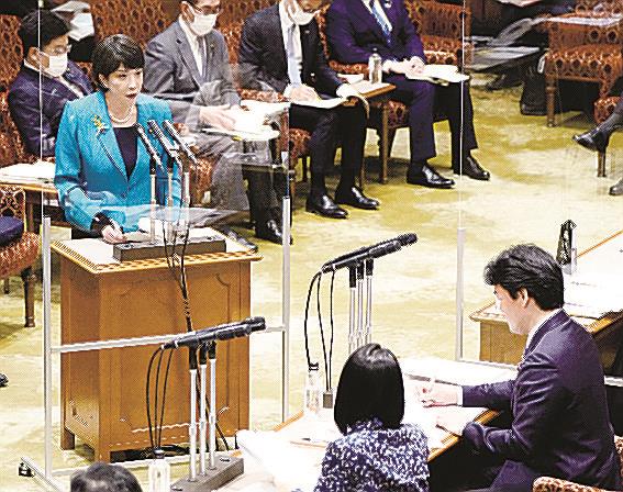 参院予算委で立憲民主党の小西洋之氏（右端）の質問を受け、放送法の「政治的公平」に関する総務省の行政文書について答弁する高市経済安保相＝８日午後