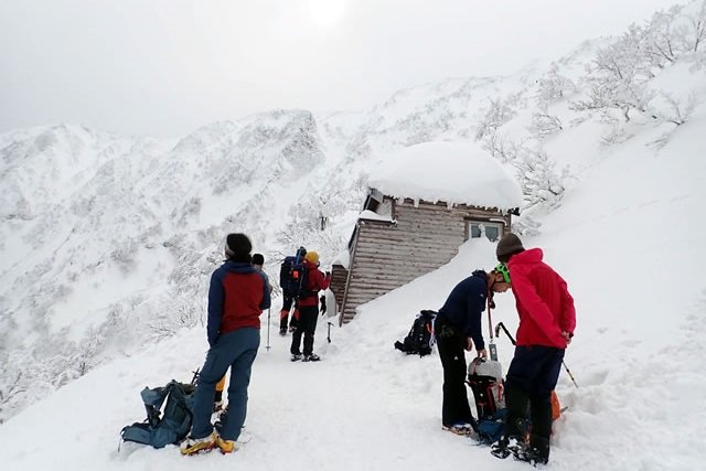 大山6合目避難小屋＝2025年2月1日（大山プロガイド協会提供）